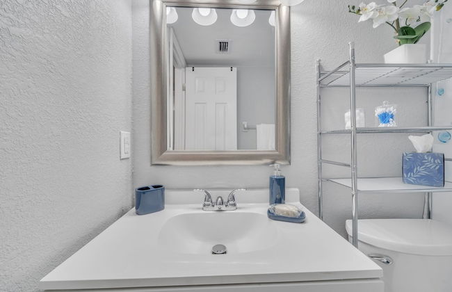 Serenity Retreat: Charming Home Near Attractions! 3 Bedroom Home by RedAwning - Foto 19