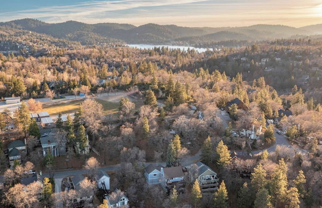 Blue Spruce by Avantstay Cozy Home w/ Dual Decks - Foto 23