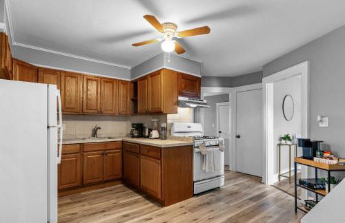 2BR Apartment Near Downtown Stamford I Pets OK - Photo 11