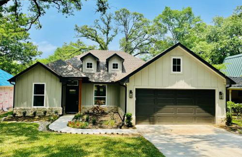 The Benjamin I - 2022 Built Luxury Retreat with Backyard Paradise with Hot Tub Outdoor Movie Screen Dock & Boat Rental - Foto 4