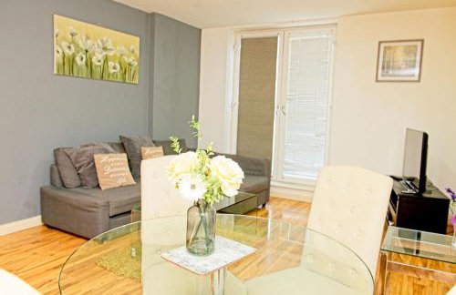 Birmingham City Centre Beautiful Apartment Walking Distance to Bullring Shopping Centre Private Parking - Photo 2