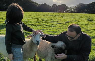 Rural Farm Stay with 6 cottages, 4 miles to Barnstaple, Pet friendly, Daily animal experiences, Outdoor heated pool, Games barn, Free fast WiFi, Free parking - Foto 16