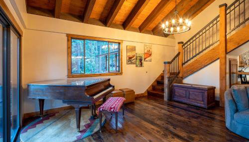 2 Blocks to Lake Tahoe! Group Gem w/ Hot Tub - Foto 5