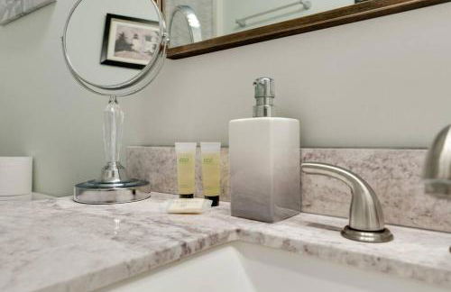 Beautiful 3 Bedroom- free parking 2M to Broadway - Foto 24