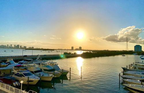 Deluxe waterfront one bedroom apartment with Miami Skyline view, free parking 5 mins drive to Miami Beach - Foto 2