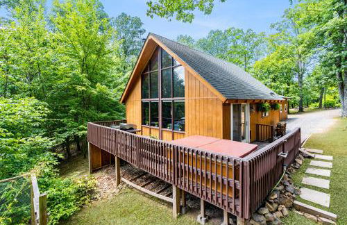 Quaint Loft Cabin w Hot Tub, FirePit, Deck & Grill - Foto 1