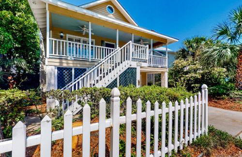 Classic coastal home with game room & private hot tub - walk to beaches - Foto 2