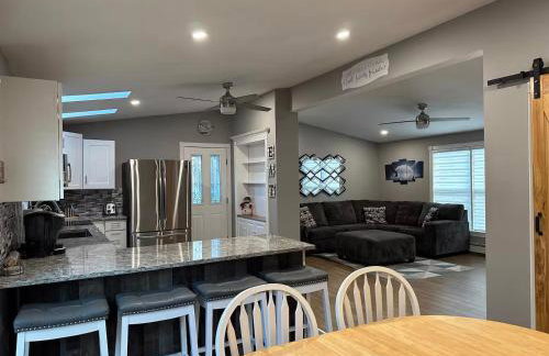 Stylish 3 BR Entire Home NearTown & Beach with Pool Table & King Bed - Foto 8