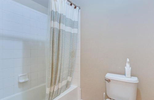 Modern 3BR Townhome | 3 Mi to Dulles and Reston TC - Foto 15