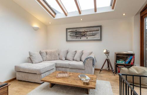 The Coach House - Beautiful Home in Cheltenham! - Photo 77