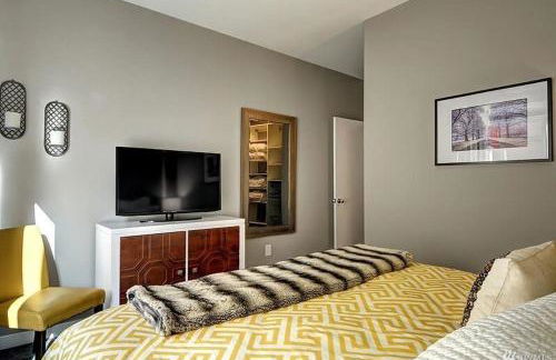 DT Designer's 2BR Condo Parking Tub Pool - 99 walk score - Foto 16