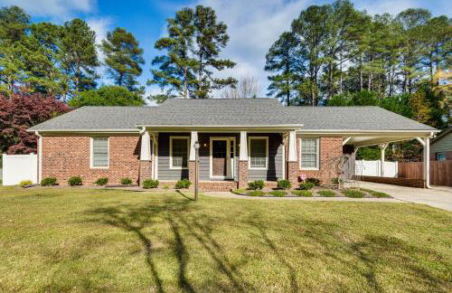 Walk to Parks and Town Square Cary Home with Yard! - Foto 24