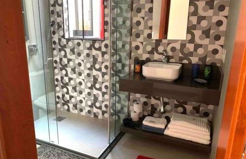 Casa linda, ótima localização, 2 vagas de garagem - Foto 26