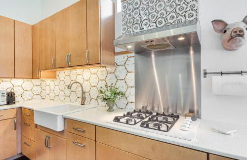 Porch with Swing and Kayaks Rural Mississippi Retreat - Foto 8