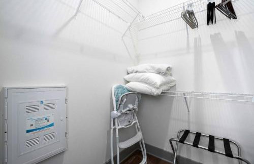 Luxury Apartment with Pool, Restaurants, Shopping) - Photo 34