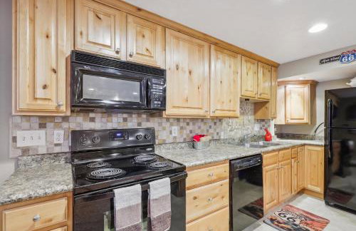 Cozy American Fork Retreat with Electric Fireplace - Foto 11