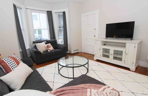 2 BR City Sanctuary - 5 Mins to Historical Salem! - Photo 28