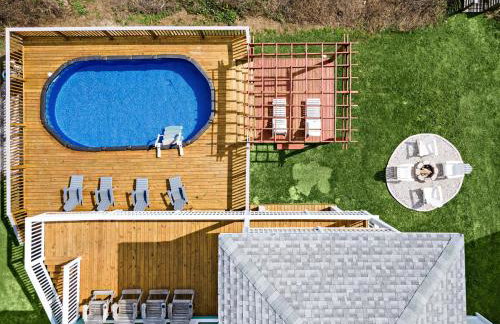 Oceanfront home with pool, large decks, fire pit and private walkover to the beach - Foto 61