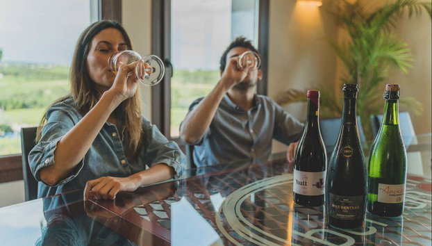 Visita a la bodega Mas Bertran - Foto 3, Degustando el vino de Mas Bertran