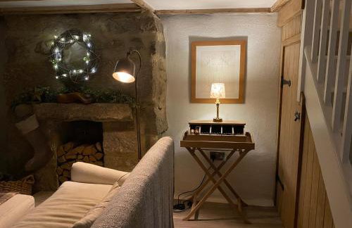 The Old Gallery - Charming Coastal Escape For Two - Photo 49