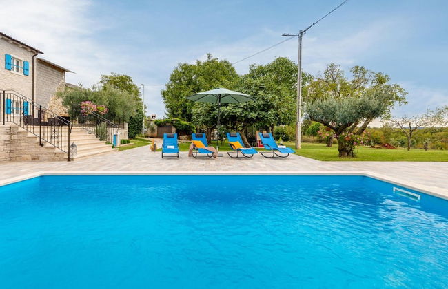 Stylish Villa With Swimming Pool and Garden - Photo 21