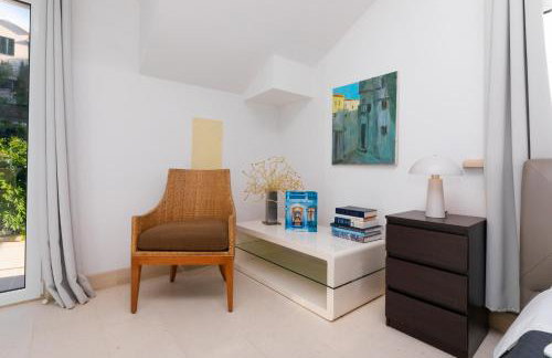 VILLA PHILIPPA - luxurious five-room villa - idyllic location - first row to the sea - spectacular view of the sea bay - unforgettable sunsets - 15 minutes from Supetar ferry port - free parking - private heated pool - Foto 74