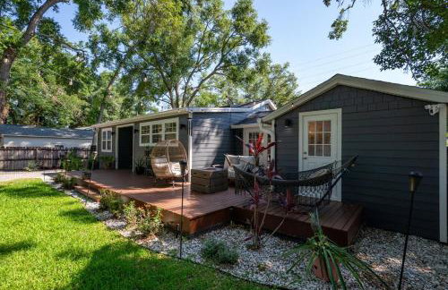 Charming 3BR Home Near DT with King Bed and Fire Pit - Foto 27