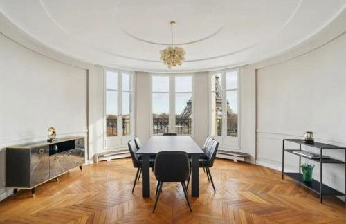 View on Eiffel Tower Seine and Main Monuments - Photo 17