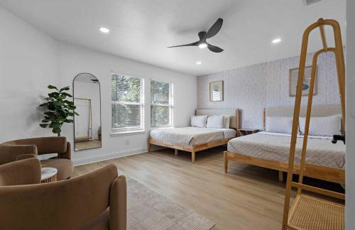 Heated Pool & Spa Mini Golf Bowling Game Room perfect for family - Photo 32