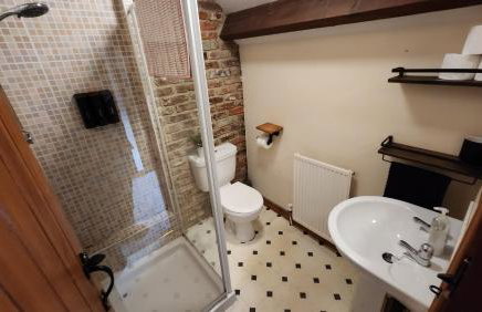 Stunning 2 Bedroom Guest House with Hot Tub - Photo 43