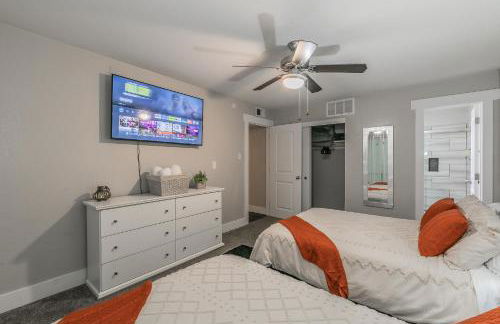 Cozy 2BR Farmhouse Apt - Sleeps 8 - FREE Parking! - Photo 32