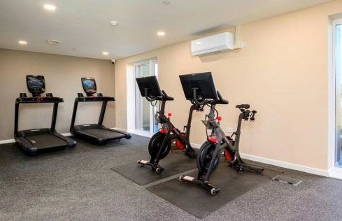 2-Bedroom Modern apt with Gym, roof terrace, Free Parking and 3 min walk to train st - Foto 23