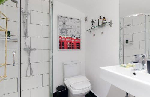 RARE FIND off Oxford St! SOHO 5bed Design House For XXL Groups - Photo 45