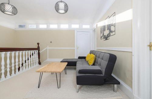 Extravagant 6 Bed Victorian Townhouse with Hot Tub - Photo 37