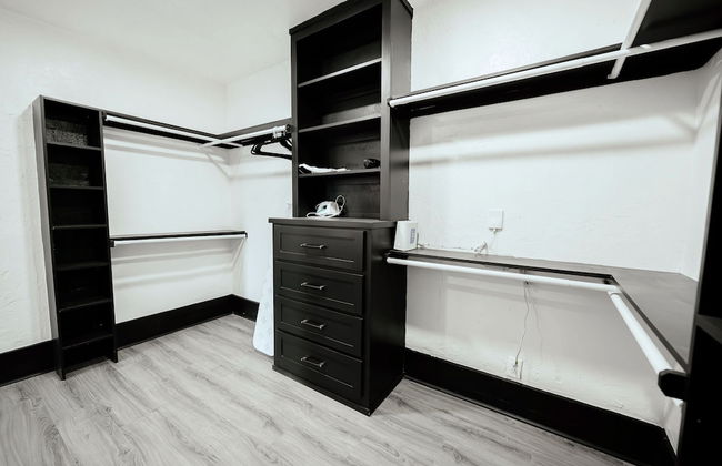 Cozy 6BR Home Near Plaza Dist -sleeps 15 - Photo 46