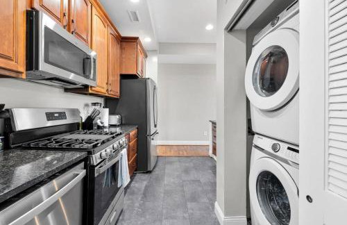 Luxury 4-BR with Free Parking in Heart of DC - Steps to Metro - Photo 15