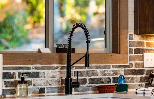 Honeysuckle Chalet - Luxe Mountain Chalet - Hot Tub, Wi-Fi, Pool Table, Party Deck, Fire Pit - 15 mins to Blue Ridge! - Foto 14