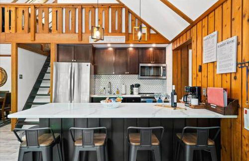 The Gingerbread House - 4 BR chalet, Sunroom, Deck, sleeps 10, modern amenities - Foto 39