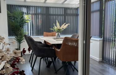 Marcot House Modern 5 bedroom house Solihull 10 mins drive from bhx & nec private off road parking - Foto 64