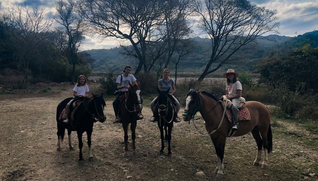 Um grupo desfrutando do tour a cavalo