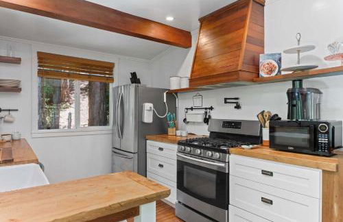 Redwood Cabin with Hot Tub Canyon View and Dogs OK - Foto 13