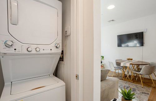 Modern & Spacious 2BR Apartment with Gym & Parking - Photo 25