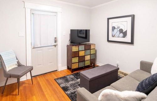 The Great Pink Lady with Huge Wrap Around Porch! - Foto 10