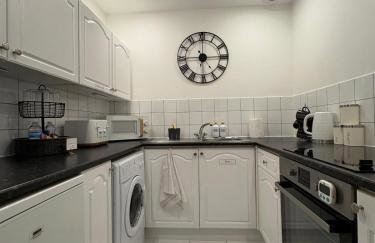 Misk Homes #3 Near Heathrow Airport, shops & Brunel University - Free Parking - Foto 19