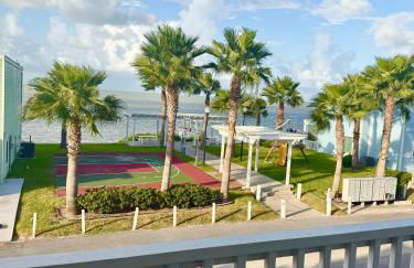Bayfront Cottage- Pool - Hot Tub - Close to Beach - Foto 17