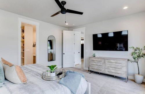 Midway to Heaven! BRAND NEW 5 bed 4.5 bath, HOTTUB - Photo 9