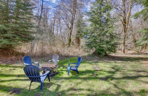 Peaceful Rhododendron Cabin with Fire Pit and Hot Tub! - Foto 28