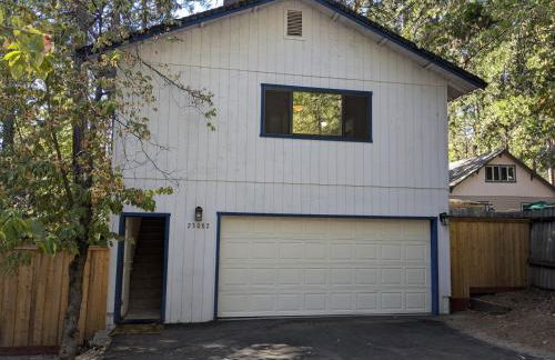 Bulldog Den - Photo 13