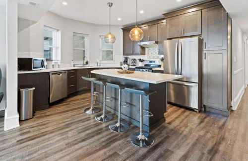 Modern 4BR 2BA Apt Steps to the Beach Open Living - Foto 1