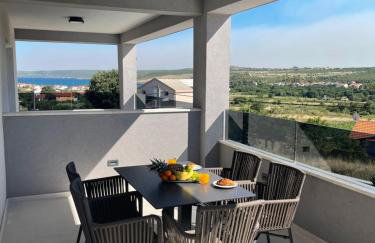 Villa Madison, Spacious Sea View Apartments Near Zadar with heated pool - Photo 13